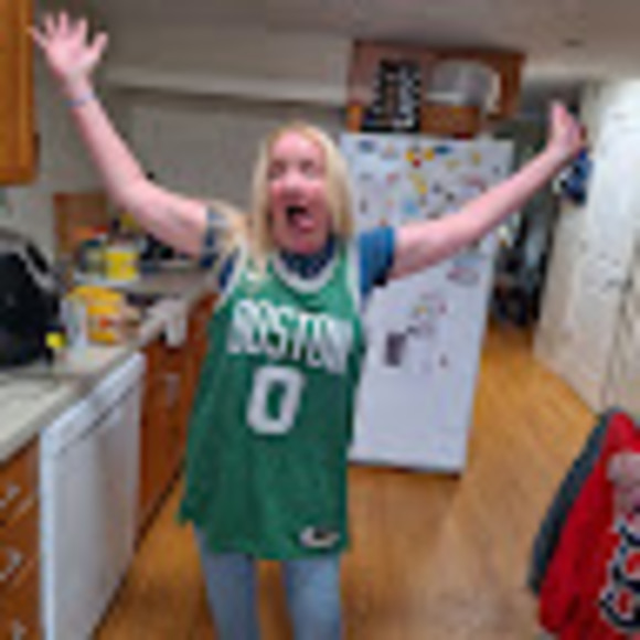 Profile Picture of Michelle Bestwick (@michellebstwck) on Poshmark