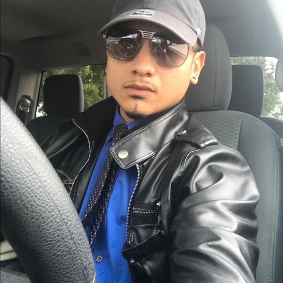 Profile Picture of Justin Vickers (@veohpe) on Poshmark