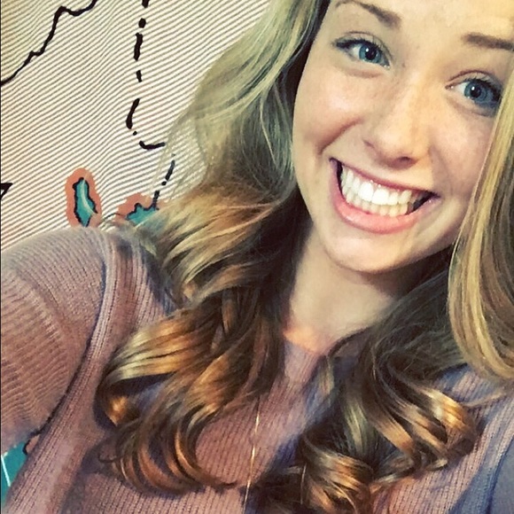 Profile Picture of Gracie Ahern (@gracieahern18) on Poshmark