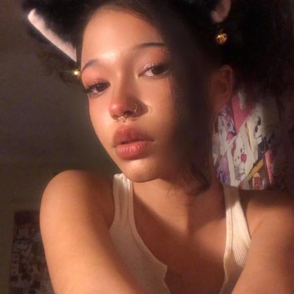Profile Picture of Laura Deveaux (@lauradeveaux) on Poshmark