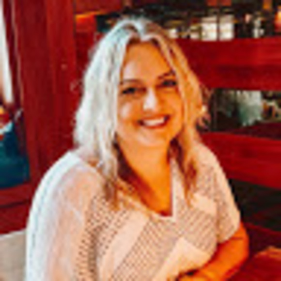 Profile Picture of Laura Bouchy (@bouchylaura) on Poshmark