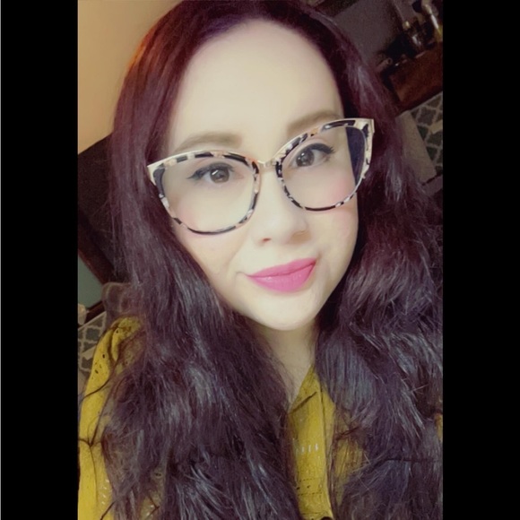 Profile Picture of Caitlin Devilbiss (@ohwellohz) on Poshmark