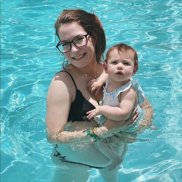 Profile Picture of Lauren Deedon (@laurendeedon) on Poshmark