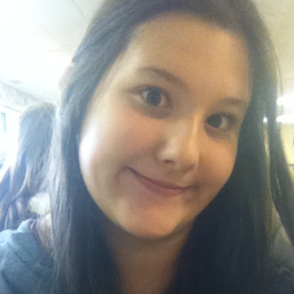 Profile Picture of Kaylee Jento (@ashtonirwin95) on Poshmark