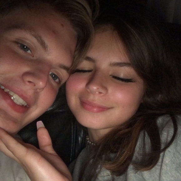 Hannah Bergroschtje - Poshmark Profile Picture of Hannah Bergroschtje (@hbergroschtje) on Poshmark