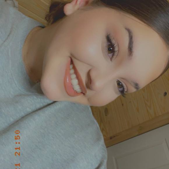 Profile Picture of Amber Robles (@alynnrobles) on Poshmark