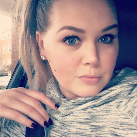 Profile Picture of Amanda Mauck (@amandamauck) on Poshmark