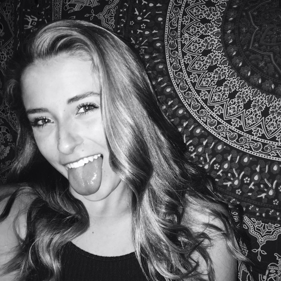 Profile Picture of Julia Olson (@julia_olson) on Poshmark