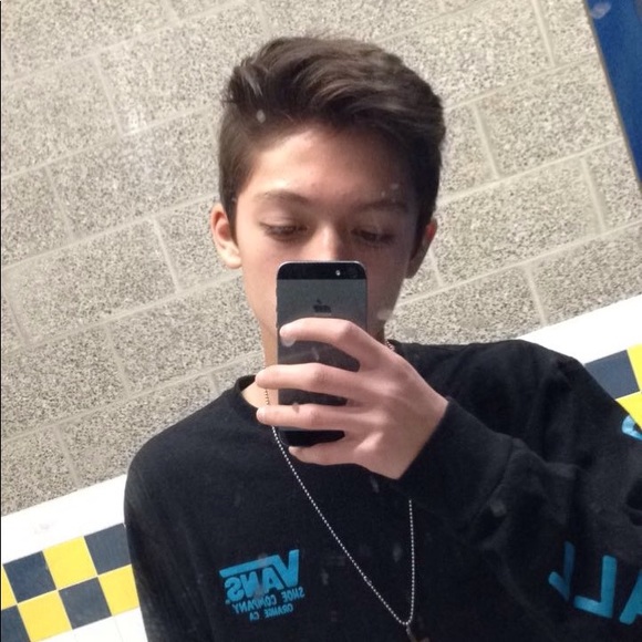 Profile Picture of Tanner Simon (@tanner_simon) on Poshmark