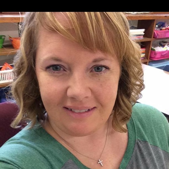Profile Picture of Crystal Adamson (@crystaslp) on Poshmark