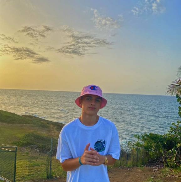 Profile Picture of Julian Echevarria (@julianechevarri) on Poshmark