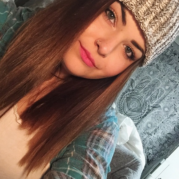 Profile Picture of Madison Seefeldt (@madisonseefeldt) on Poshmark
