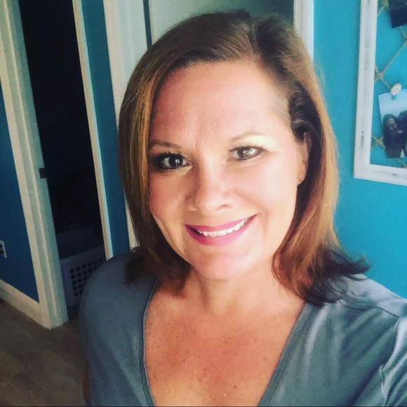 Profile Picture of Julie Manganelli (@juleso413) on Poshmark