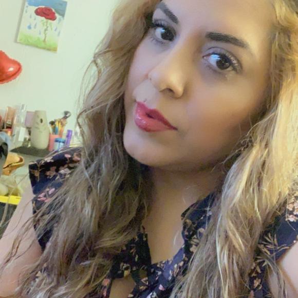 Profile Picture of Raquel Barrera (@barrerarachel) on Poshmark