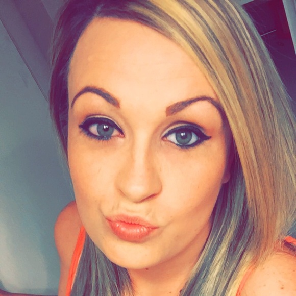 Profile Picture of Chrissa Erichsen (@chrissakay89) on Poshmark