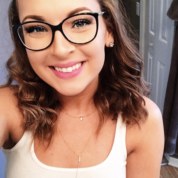 Profile Picture of Alexis Telford (@aktelford) on Poshmark