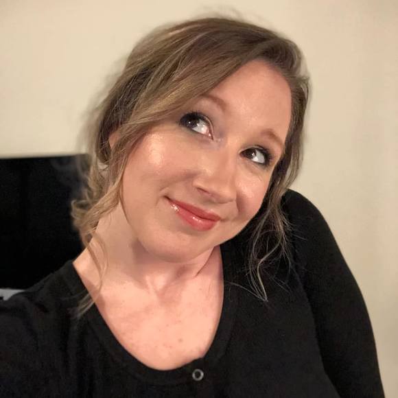 Profile Picture of Lisa Kociolek (@lreal) on Poshmark