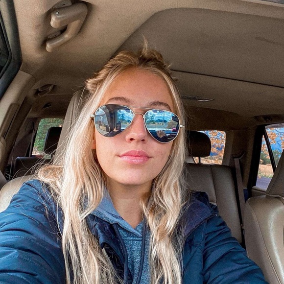Profile Picture of Abby Kemper (@abbykemper194) on Poshmark