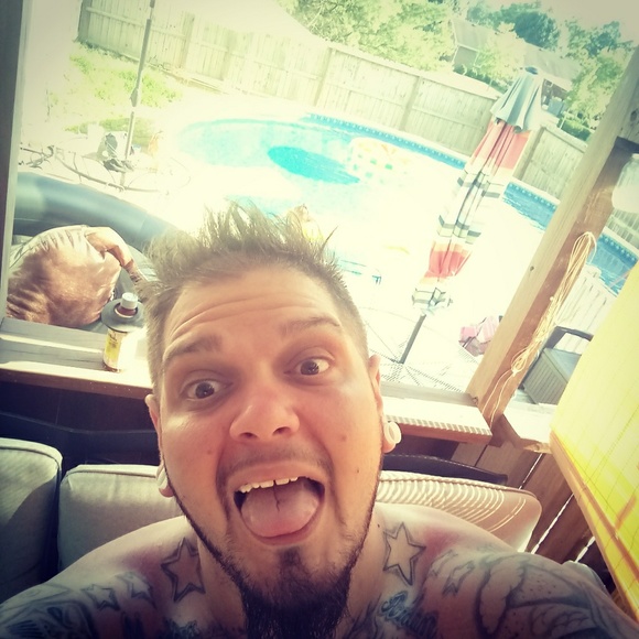 Profile Picture of Darin Thompson (@petey92212) on Poshmark