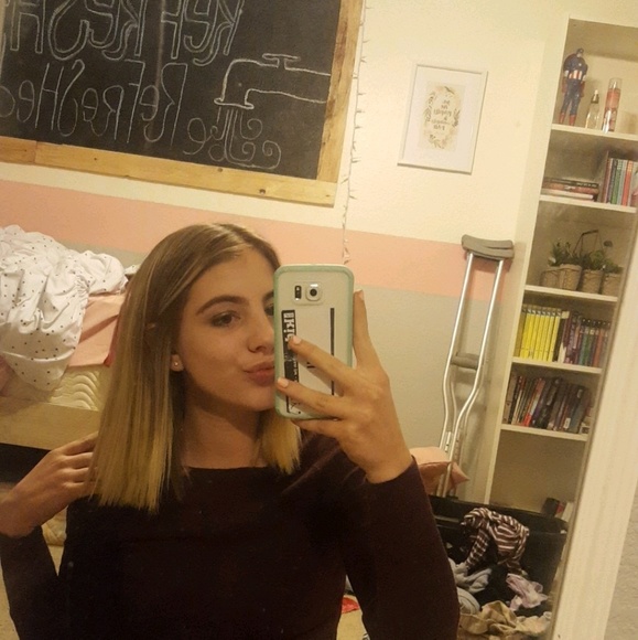 Profile Picture of Jill Surrett (@jillyyy____) on Poshmark