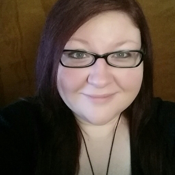 Profile Picture of Danielle Rochowiak (@resinsfate) on Poshmark