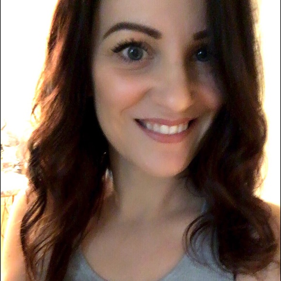 Profile Picture of Kiersten Lee (@kiers10k) on Poshmark