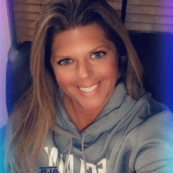 Profile Picture of Bobbie Fuentes (@fuentesbobbie) on Poshmark