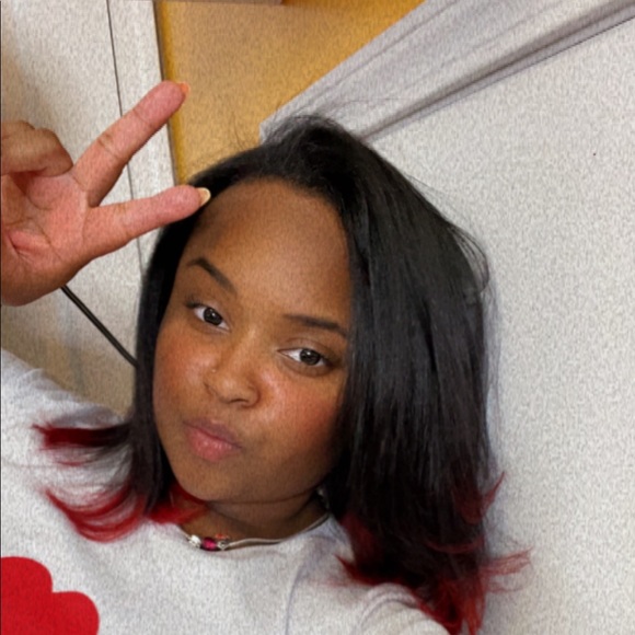 Profile Picture of Tailin Giscombe (@tailinadena) on Poshmark
