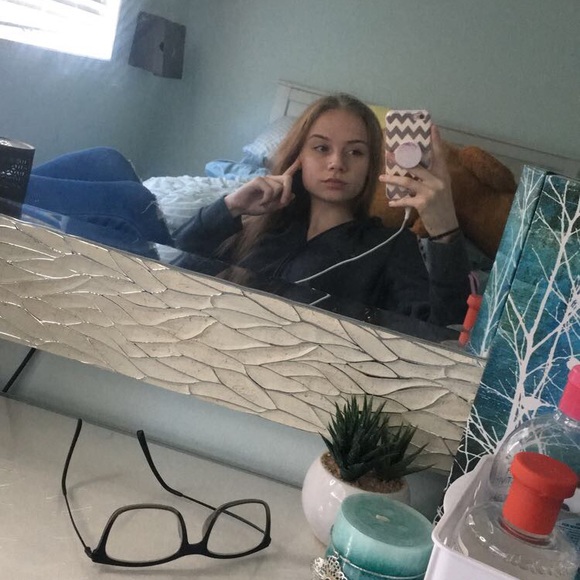 Profile Picture of Amber Kulyk (@amberkulyk2002) on Poshmark