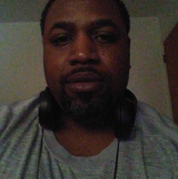 Profile Picture of Lorenzo Crowder (@lorenzocrowder) on Poshmark