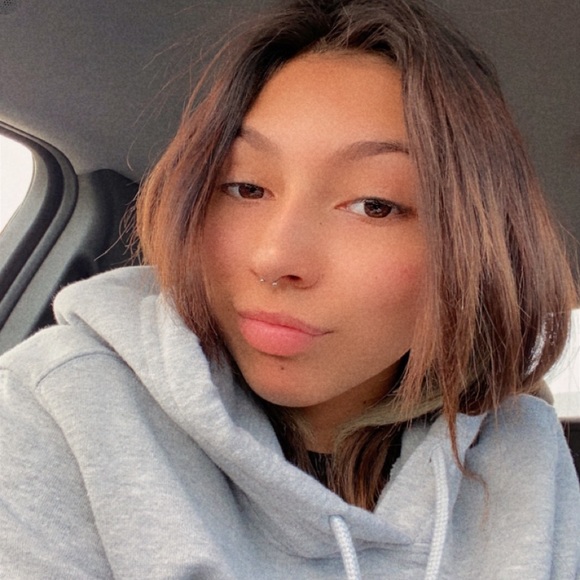 Profile Picture of Crista Martinez (@cjm00ue) on Poshmark
