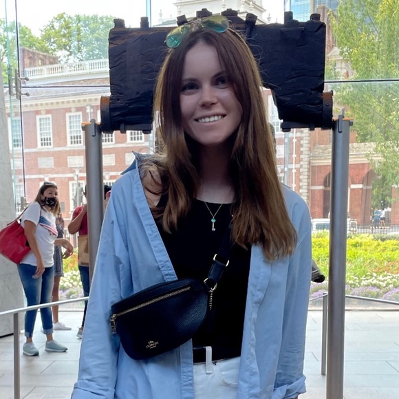 Profile Picture of Yunona Mironova (@yunonamironova) on Poshmark