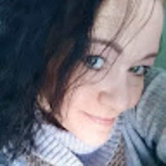 Profile Picture of Lisa Selby (@selbylisa000) on Poshmark