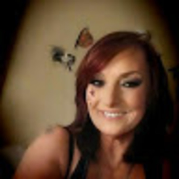 Profile Picture of Debra Knight (@kdebra180) on Poshmark