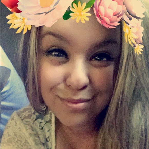 Profile Picture of Brianna Leesha (@ninis16) on Poshmark