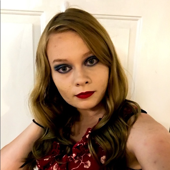 Profile Picture of Hannah Cairns (@hannah_cleo) on Poshmark