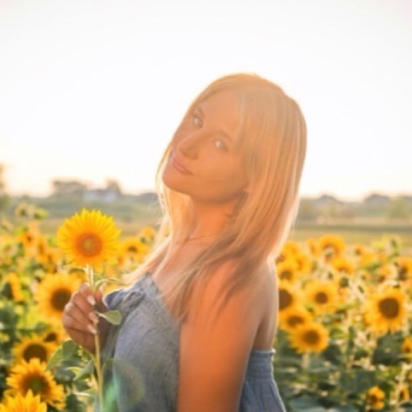 Profile Picture of Cass Danhauer (@cass_danhauer) on Poshmark