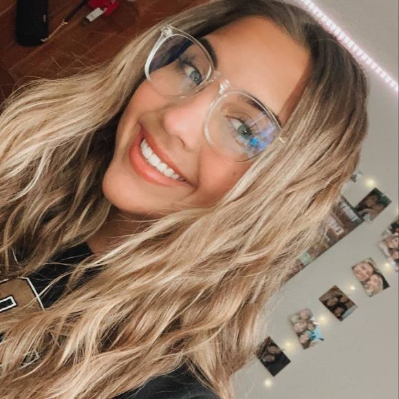 Profile Picture of Lexi Troyer (@lexitroyer_) on Poshmark