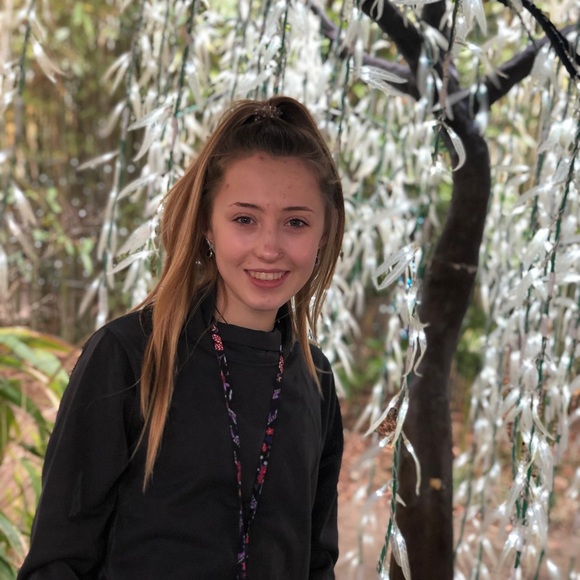 Profile Picture of Dani Thorner (@dani_thorner) on Poshmark