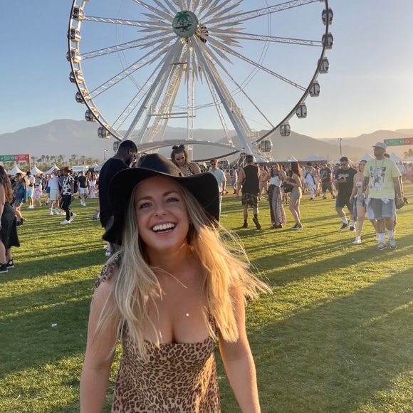 Profile Picture of Olivia Horn (@oliviahorn) on Poshmark