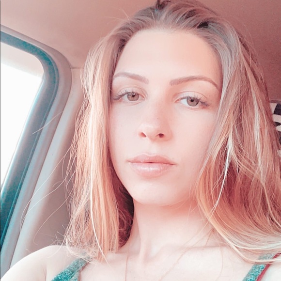 Profile Picture of Alexis Decosta (@alexiswardle25) on Poshmark