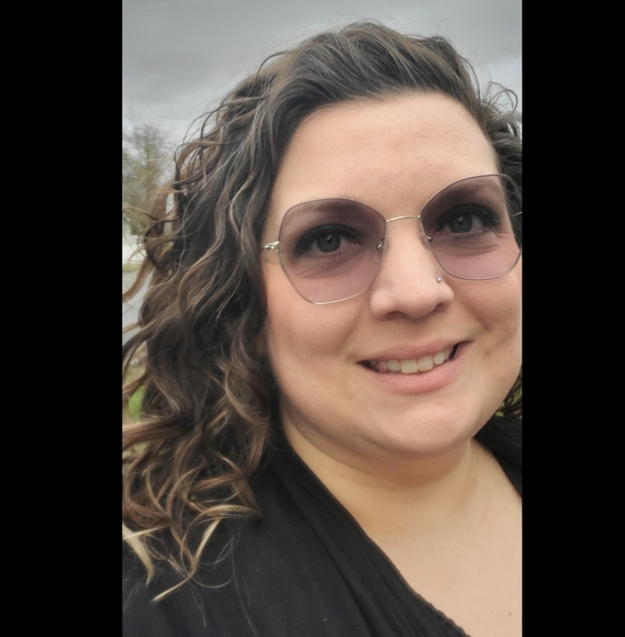 Profile Picture of Rebecca Swislow (@rebeccas1980) on Poshmark