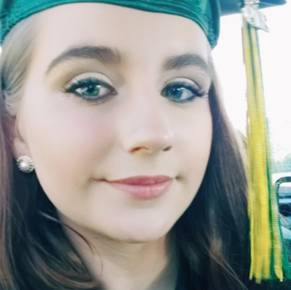 Profile Picture of Miranda Farrar (@pinkypie3534) on Poshmark