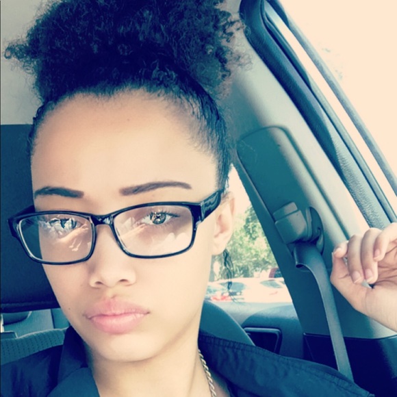 Profile Picture of Shania Johnson (@xoxosej_1998) on Poshmark