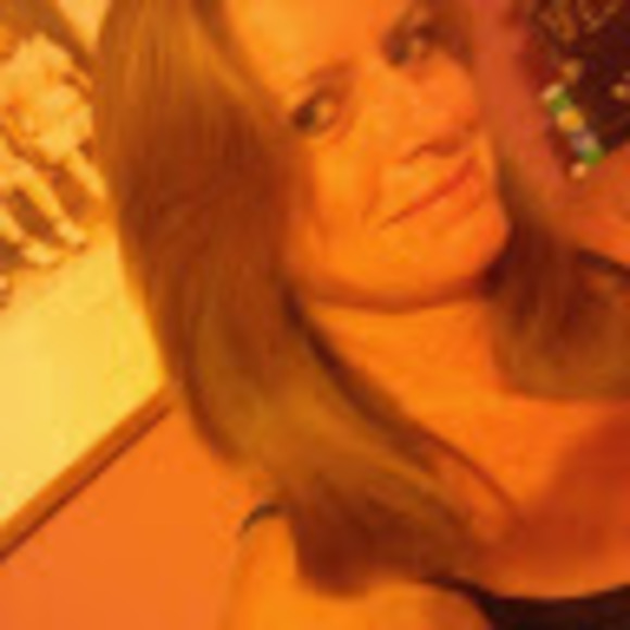 Profile Picture of Jerrilynne Miller (@jerrilynne_m) on Poshmark