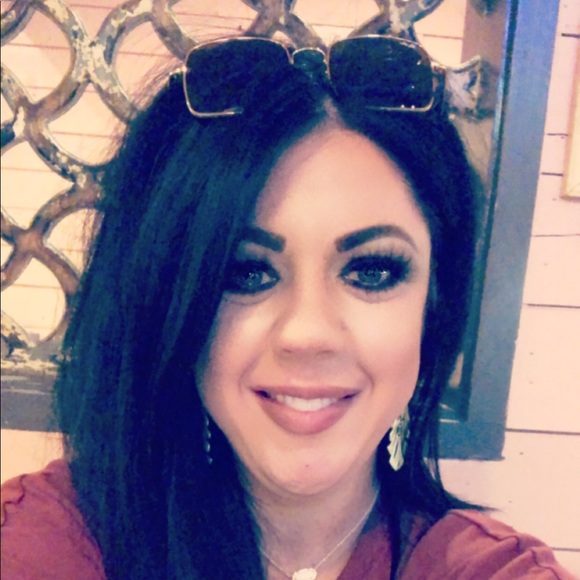 Profile Picture of Kim Navarre walker (@kimnavarre) on Poshmark