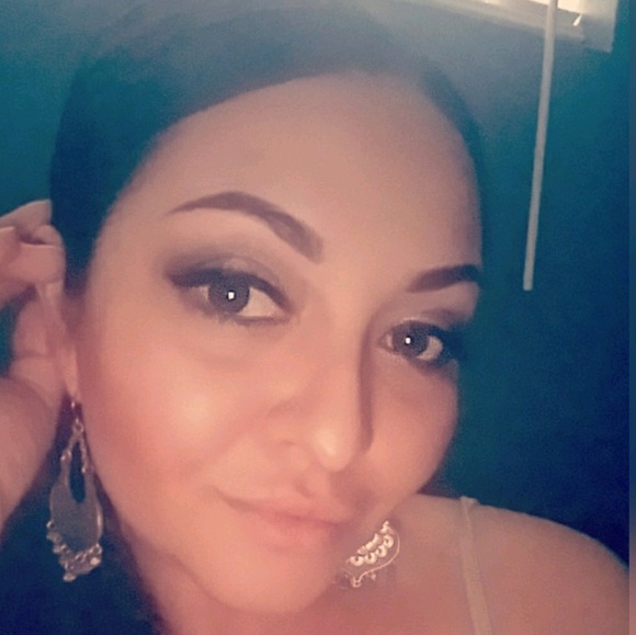 Profile Picture of Raquel Vidal (@foxyroxy2105) on Poshmark