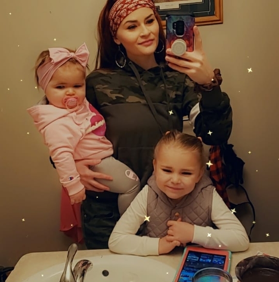 Profile Picture of Nikki Bendickson (@nikkiibee) on Poshmark