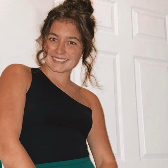 Profile Picture of Samantha Mlkvy (@samanthamlkvy) on Poshmark