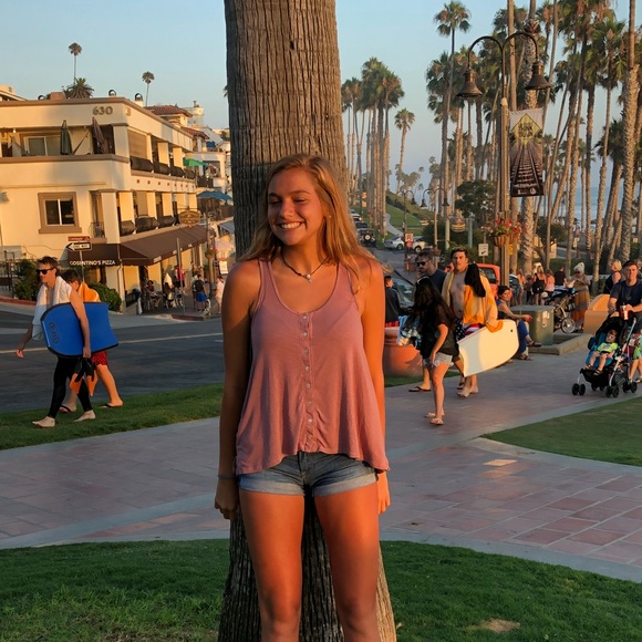 Profile Picture of Kialee Scheer (@kialeescheer) on Poshmark